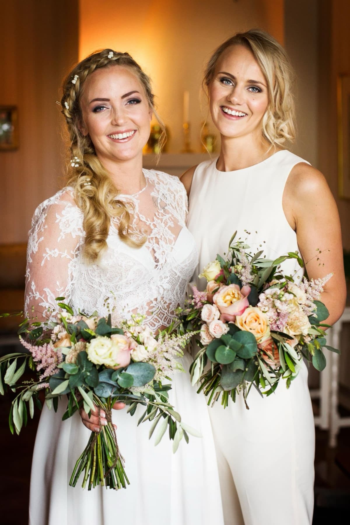 Brud och tärna med brudbuketter