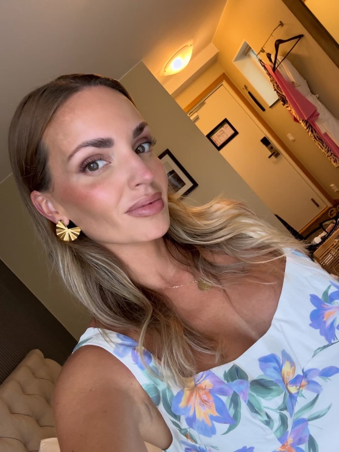 Mjuk, glowig makeup och vågor
