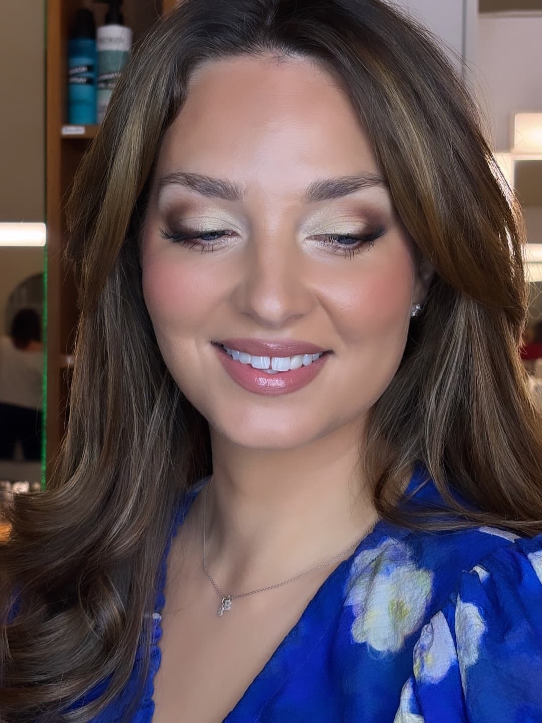 Skimrande ögonmakeup och glow, närbild