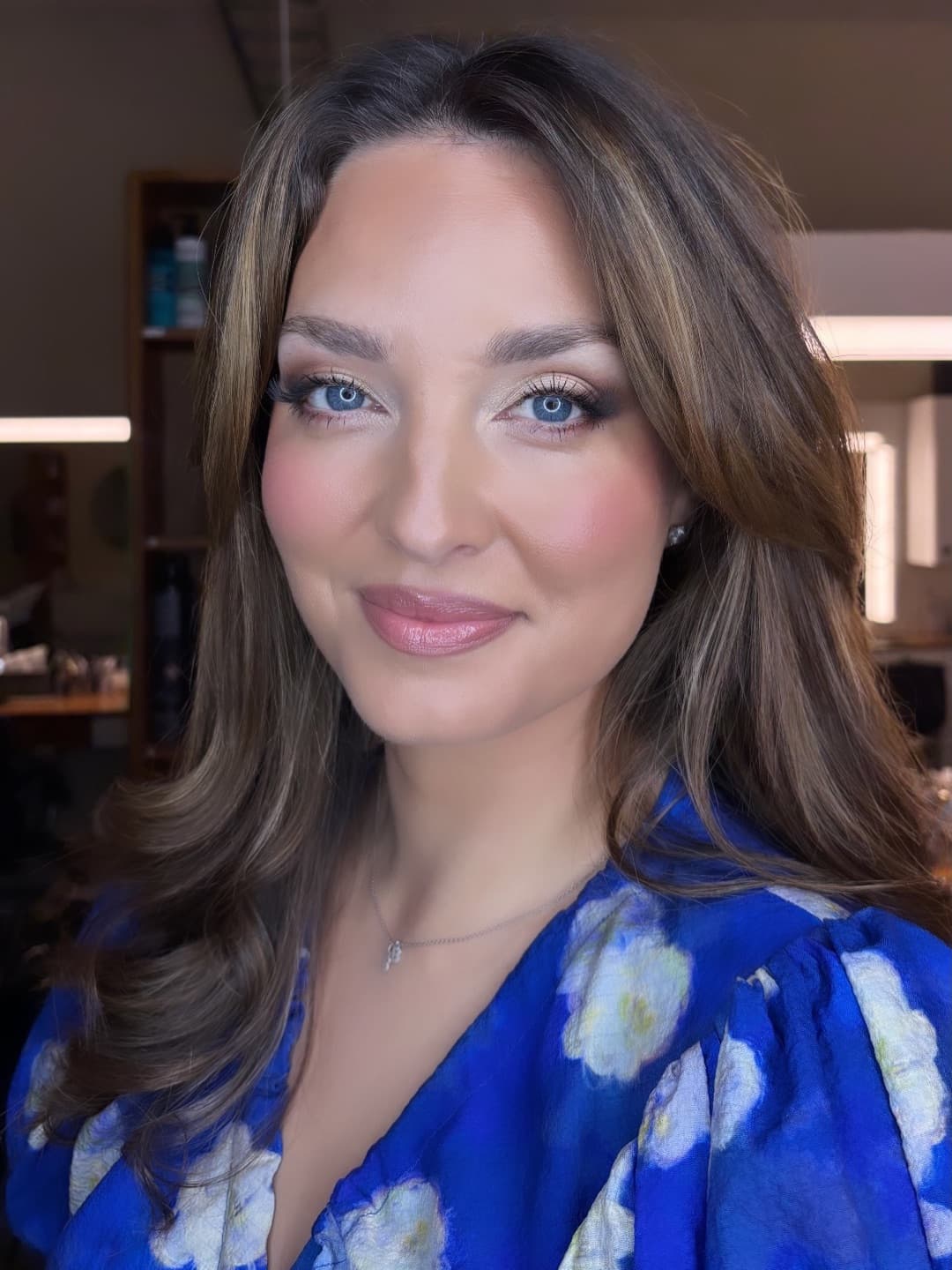 Festmakeup med skimrande ögon och mjuka vågor