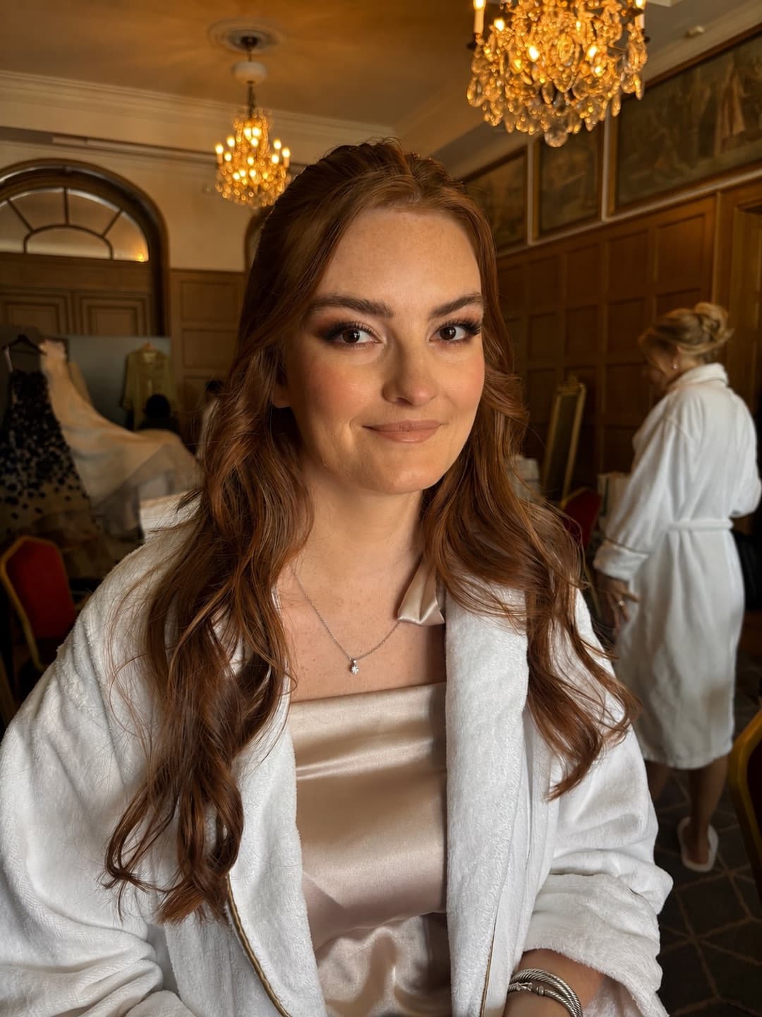 Varm festlook med mjuka vågor